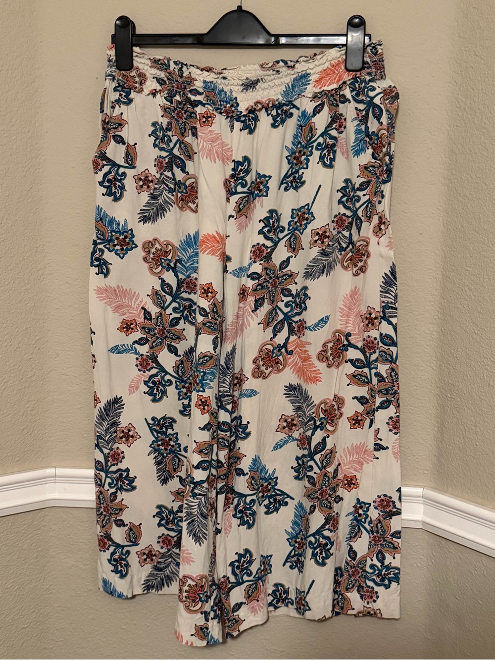 Jessica Simpson Cream Wide-Leg Pants with Blue & Pink Paisley Print